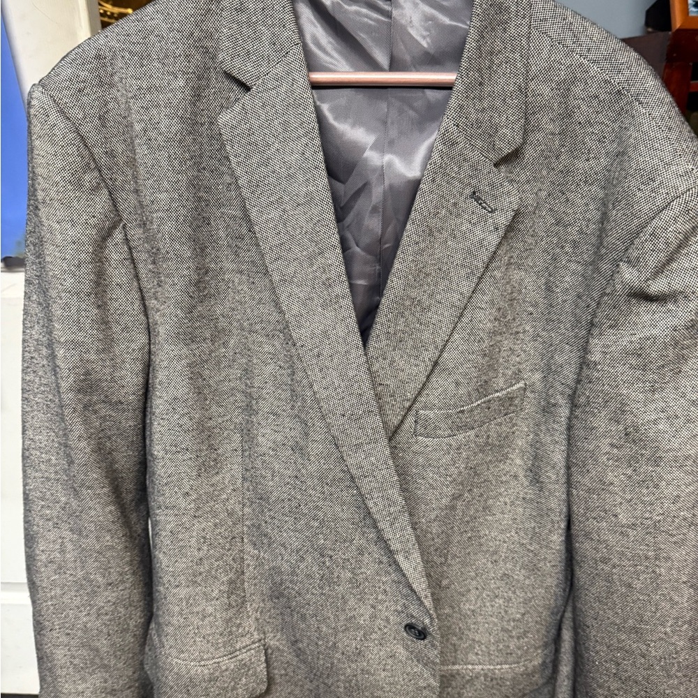Gray Sport Coat with Notched Lapel and Textured Fabric